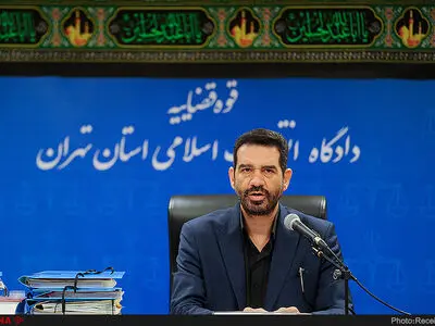 تصاویر و صدای کسانی که به متهمان توصیه می‌کنند در دادگاه حاضر نشوید، وجود دارد