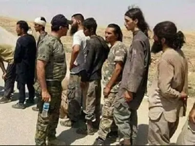 ویدئو/ لحظه تسلیم شدن ۲۵۰ نفر از عناصر داعش در تلعفر 