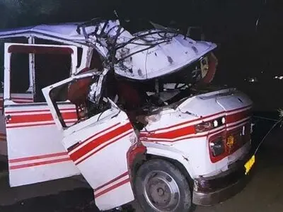 چهار مجروح در واژگونی مینی‌بوس حامل کارگران