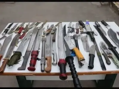 کشف 82 قبضه سلاح سرد از یک اتوبوس در لاریجان شهرستان آمل