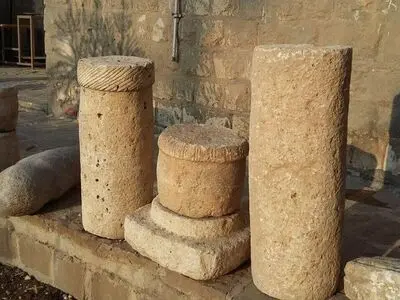 مرمت کامل آثار تاریخی آیاپیر ایذه/ احداث مخزن امن برای آثار باستانی
