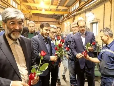 کارگران میدان دار عرصه تولید و رزمندگان جنگ اقتصادی هستند