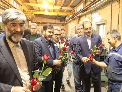 کارگران میدان دار عرصه تولید و رزمندگان جنگ اقتصادی هستند