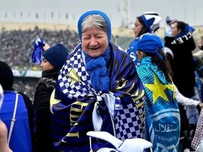 بمب روحیه در تمرین آبی‌ها: مادربزرگ محبوب استقلالی! 