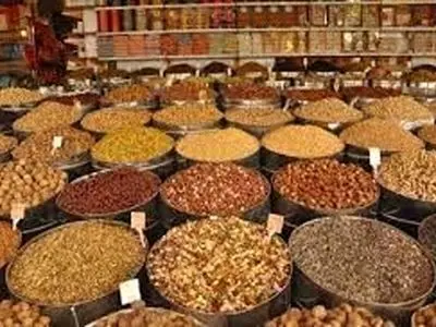 تصویر وایرال شده از نوشته قشنگ یک آجیل فروش روی شیشه مغازه‌اش