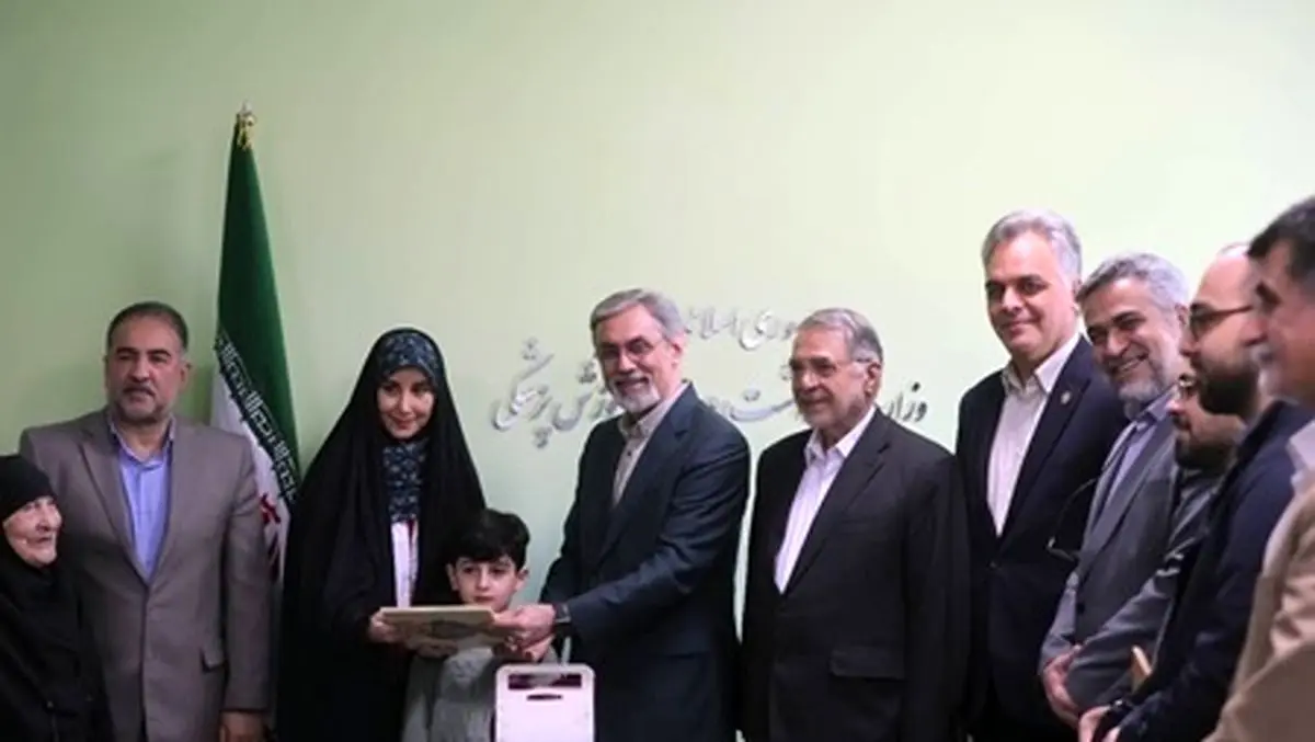 تجلیل وزارت بهداشت از پرستار فداکار بیمارستان خاتم‌الانبیاء(ص)
