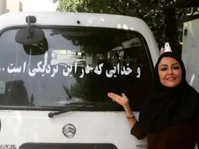 علاقه عجیب خانم بازیگر به نوشته‌های پشت ماشینی/ تصاویر
