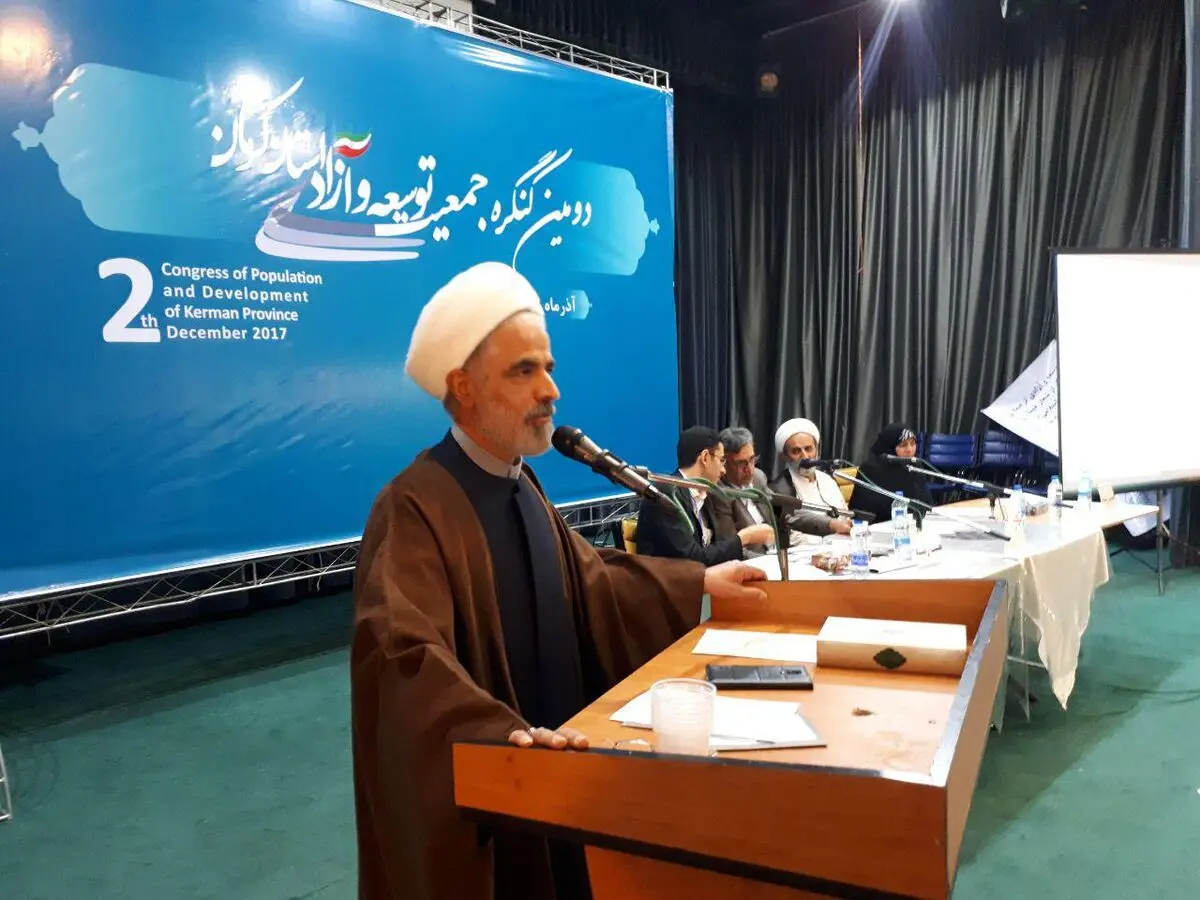 افتخار نیست که برخی می‌گویند عضو هیچ گروه، حزب یا دسته خاصی نیستم/تولد حزب در ایران ناقص الخلقه بود