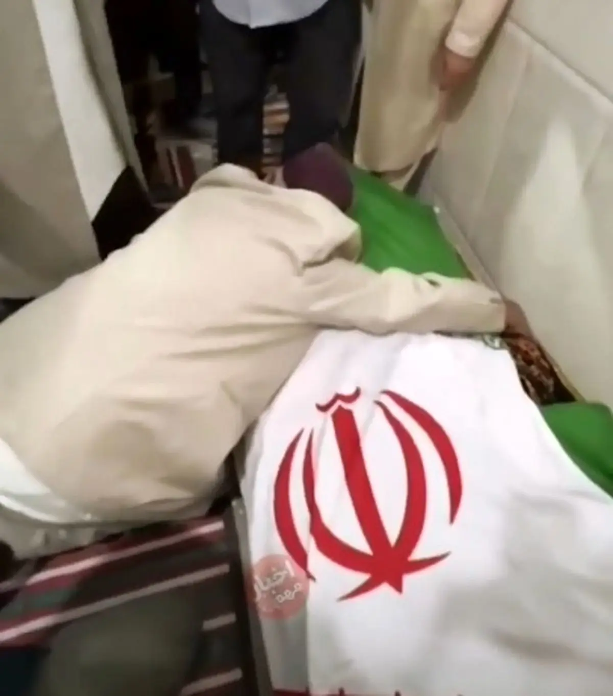 ویدیویی تلخ از آخرین آغوش پدر صابر کاظمی برای پسرش و تشییع جنازه او در روستای محل تولدش