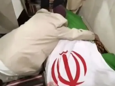 ویدیویی تلخ از آخرین آغوش پدر صابر کاظمی برای پسرش و تشییع جنازه او در روستای محل تولدش