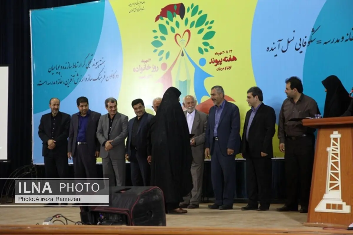 مراسم نمادین بزرگداشت هفته‌ی پیوند اولیا و مربیان در اهواز برگزار شد