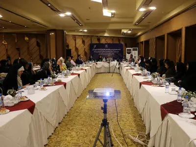 نگاه هنرمندان صنایع‌دستی باید از تولید معیشتی به تولید اقتصادی و تجاری تغییر کند