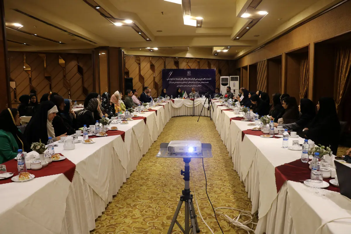 نگاه هنرمندان صنایع‌دستی باید از تولید معیشتی به تولید اقتصادی و تجاری تغییر کند