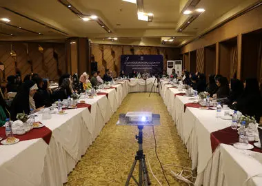 نگاه هنرمندان صنایع‌دستی باید از تولید معیشتی به تولید اقتصادی و تجاری تغییر کند