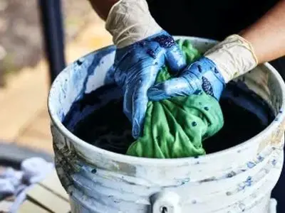 چگونه در خانه لباس رنگ کنیم؟ 