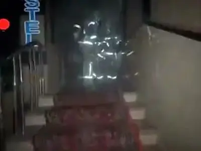 آتش‌سوزی گسترده یک ساختمان اقامتی در خیابان سعدی + فیلم