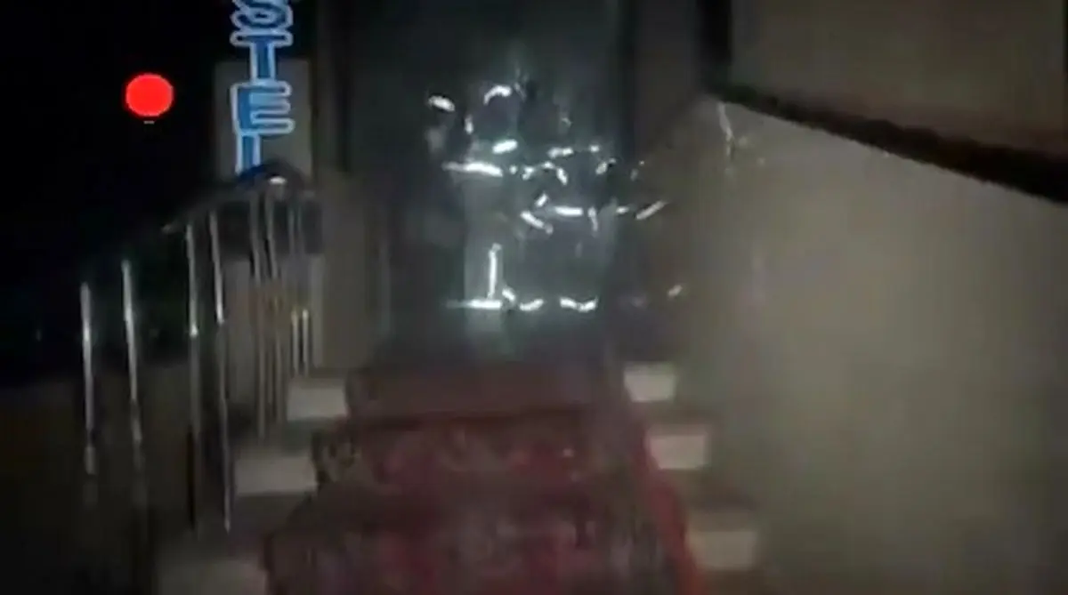 آتش‌سوزی گسترده یک ساختمان اقامتی در خیابان سعدی + فیلم