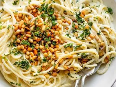 طرز تهیه اسپاگتی با سس ماست و دانه کاج