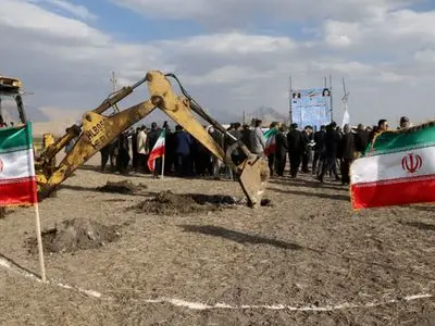 کلنگ کارخانه قند کرمانشاه با حضور معاون رئیس‌جمهور به زمین زده شد