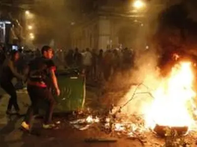 معترضان ساختمان پارلمان پاراگوئه را آتش زدند 