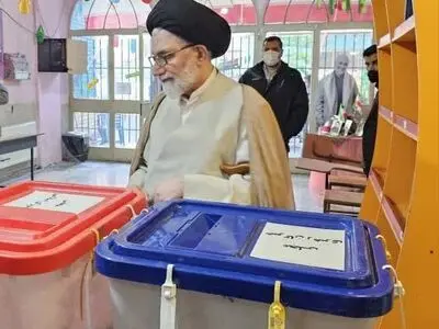 وزیر اطلاعات رای خود را به صندوق انداخت