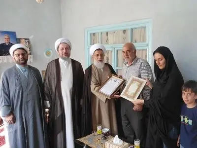 دیدار رییس سازمان عقیدتی سیاسی ارتش با خانواده شهید محسن آین