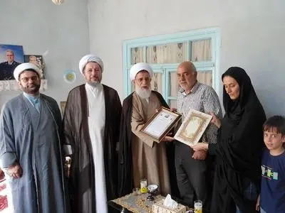 دیدار رییس سازمان عقیدتی سیاسی ارتش با خانواده شهید محسن آین