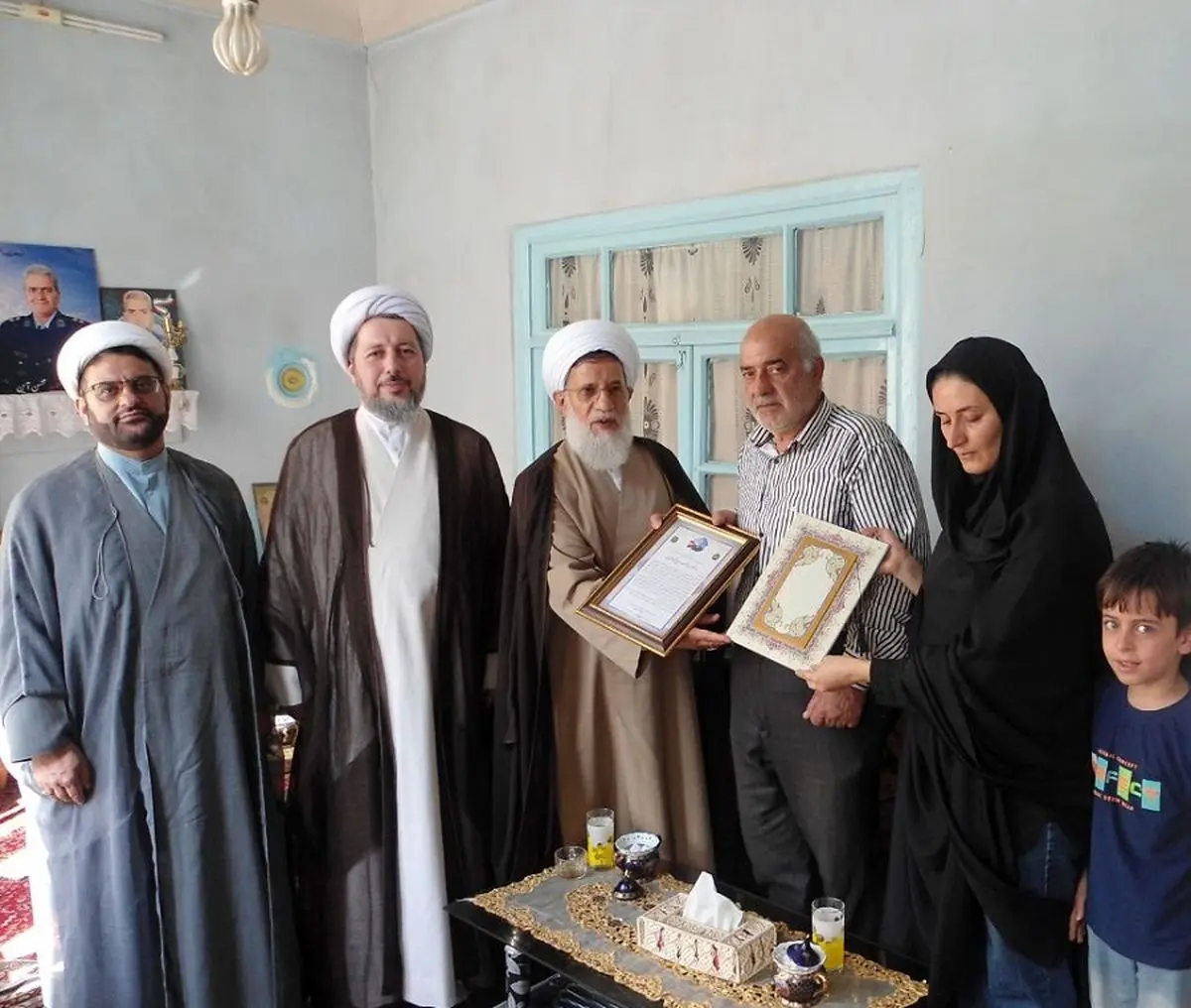 دیدار رییس سازمان عقیدتی سیاسی ارتش با خانواده شهید محسن آین