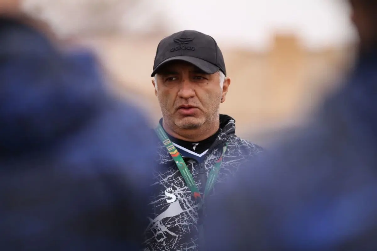 منهاجی: فصل تمام شد بازیکن خارجی ما نرسید/ چه اصراری است که مربی محروم روی سکو نباشد؟!