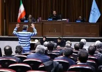 گندم، شکر و برنج معطل ارز بودند، اما ساداتی‌نژاد ارز را به گروه دبش تخصیص می‌داد
