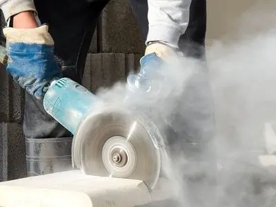 نجات یک کارگر کاشیکار از مرگ حتمی/ فرز داخل شکم کارگر رفت!