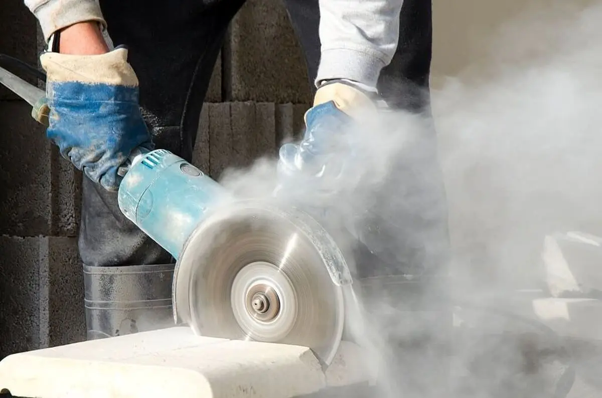 نجات یک کارگر کاشیکار از مرگ حتمی/ فرز داخل شکم کارگر رفت!