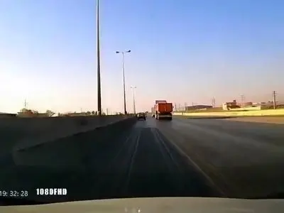 تصادف شدید نیسان آبی در اتوبان قزوین‌ کرج + فیلم