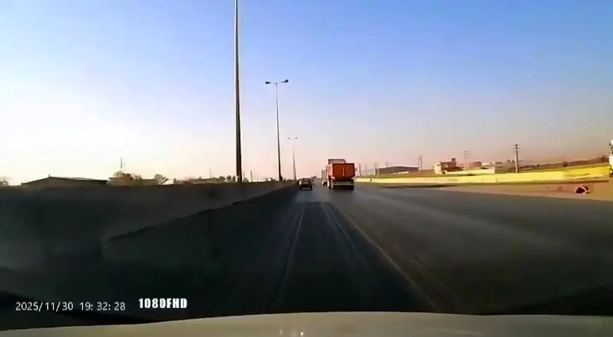 تصادف شدید نیسان آبی در اتوبان قزوین‌ کرج + فیلم