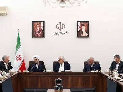 ارائه گزارشی از اقدامات و برنامه‌های دولت برای مدیریت و کنترل بازار ارز و همچنین رفع تعهدات ارزی