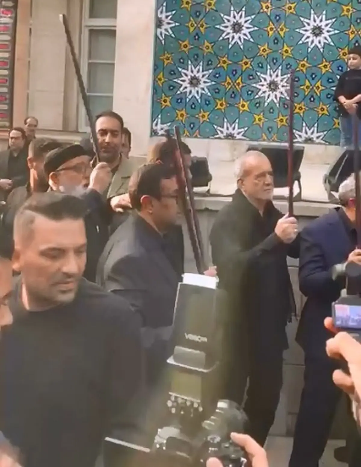 حضور مسعود پزشکیان رئیس جمهور در آئین عزاداری تاسوعا در استانداری آذربایجان شرقی + فیلم
