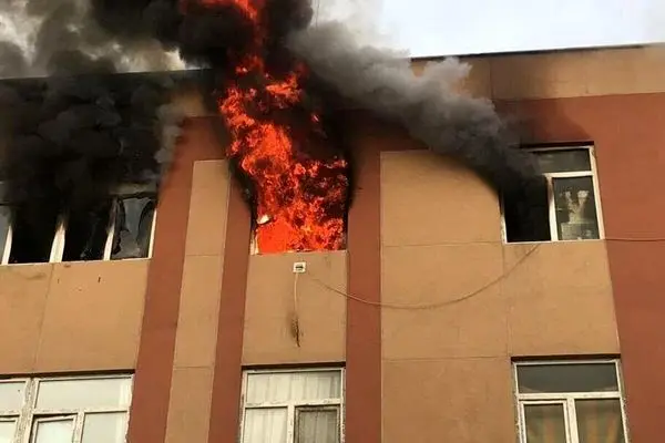 نجات جان ٢٠ دختر دانشجو از میان دود و آتش خوابگاه در مشهد 