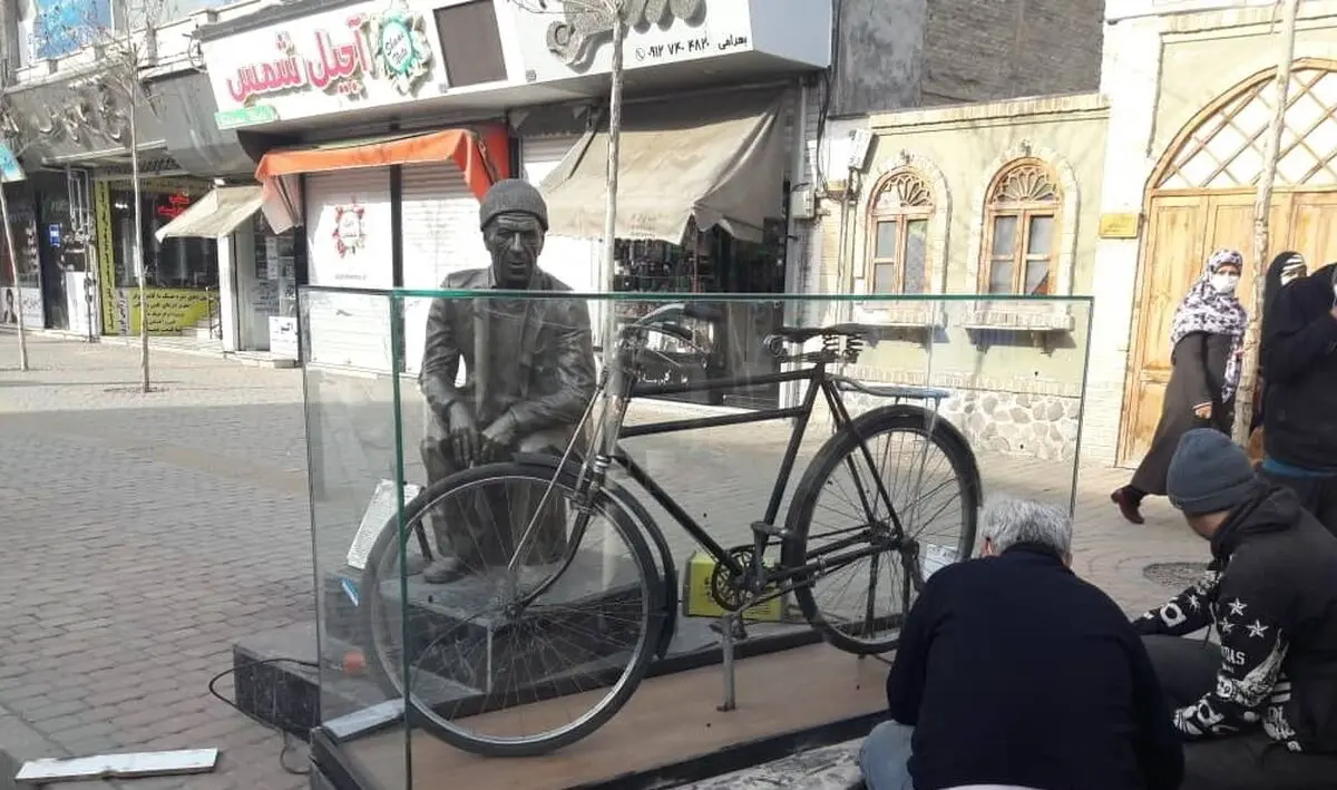 جانمایی دوچرخه امانتی در کنار تندیس حاج حسن/ ماجرای امانتداری 50 ساله  + تصاویر