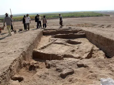 کشف 8 اسکلت از دوران نوسنگی در تپه ابراهیم‌آباد آبیک