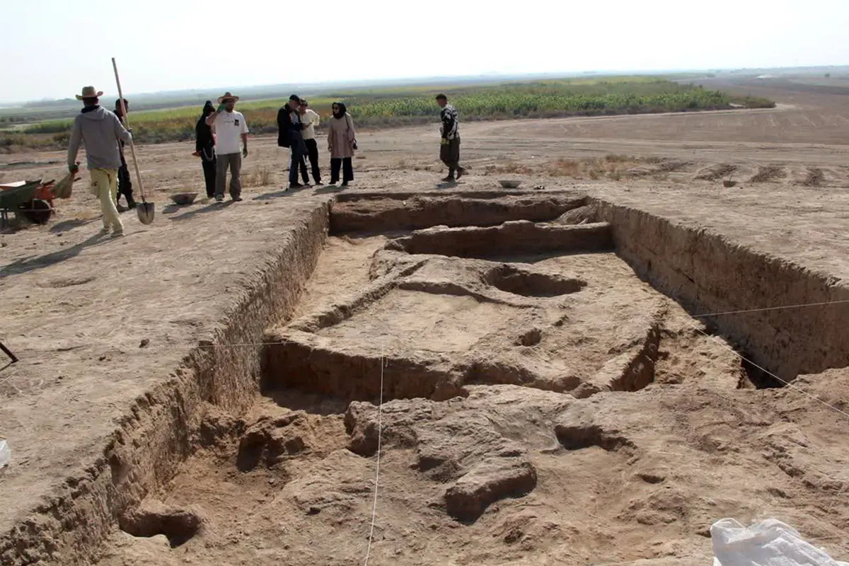 کشف 8 اسکلت از دوران نوسنگی در تپه ابراهیم‌آباد آبیک