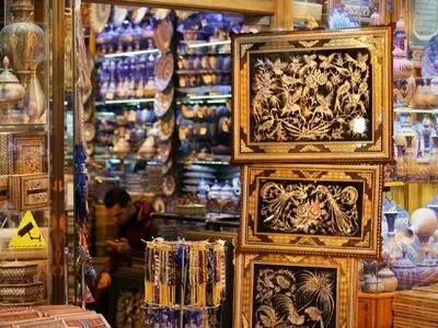 صنعتگران صنایع دستی اصفهان چشم انتظار توریست/ قاسم زاده: از گردش مالی فروش صنایع دستی بی خبرم