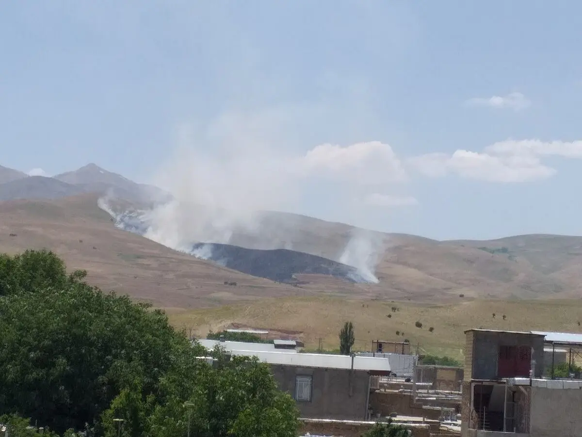 آتش‌سوزی 11 هکتار از مراتع شهرستان نهاوند/ عامل انسانی علت حادثه