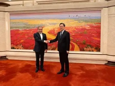 عراقجي يطلع نائب رئيس الوزراء الصيني على مستجدات المفاوضات الايرانية الاميركية