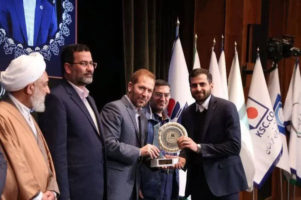 تندیس و نشان عالی مدیر سال ۱۴۰۱ به محمدرضا حیدرزاده مدیرعامل و نایب رئیس هیئت مدیره شرکت پلیمر آریاساسول اهداء شد.