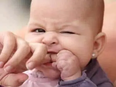 بررسی علل گاز گرفتن کودک و راه حل آن