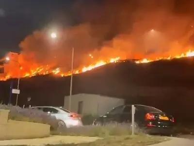 آتش‌سوزی گسترده در شهرک صهیونیست‌نشین «دیر حنا» در منطقه الجلیل واقع در شمال فلسطین اشغالی + فیلم