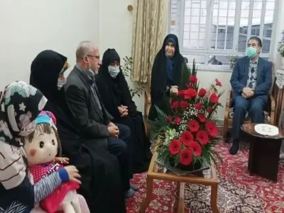 معاون پرستاری وزارت بهداشت با خانواده اولین شهید مدافع سلامت لرستان دیدار کرد