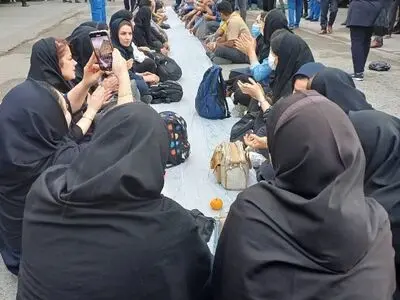 تجمع کارکنان بیمارستان امام خمینی اهواز / پرستاران دور سفره‌ی خالی نشستند
