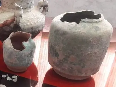 کشف ظروف سفالی و سکه های عتیقه در نیشابور