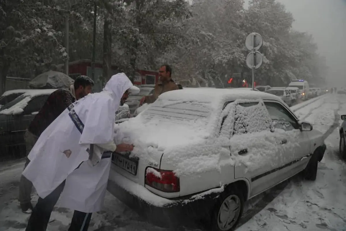 عدم برف‌روبی و پاشیدن شن و نمک در معابر شهر تهران/توقف خودروها در بزرگراه‌های شهید آبشناسان و شهید ستاری